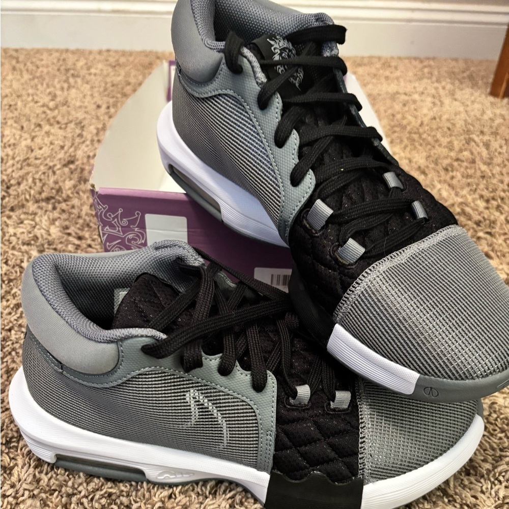 Nike LeBron Witness VIII sneakers